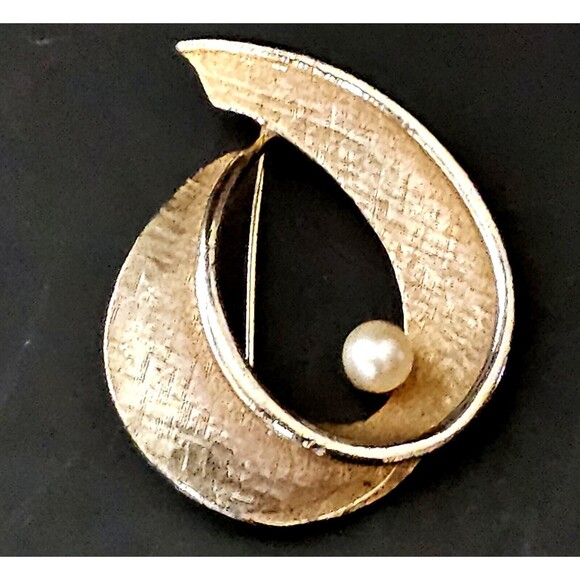 MCM Brooch Signed Capri Textured Gold Tone Assymetrical w Pearl 2.2" VTG VGC! - Picture 4 of 9